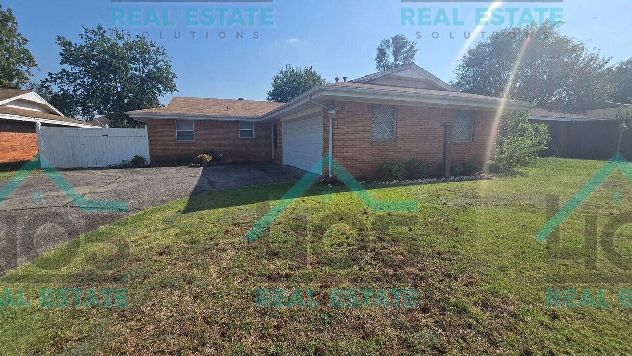 Foto principal - 3 Bed 2 Bath with ALL the Amenities!