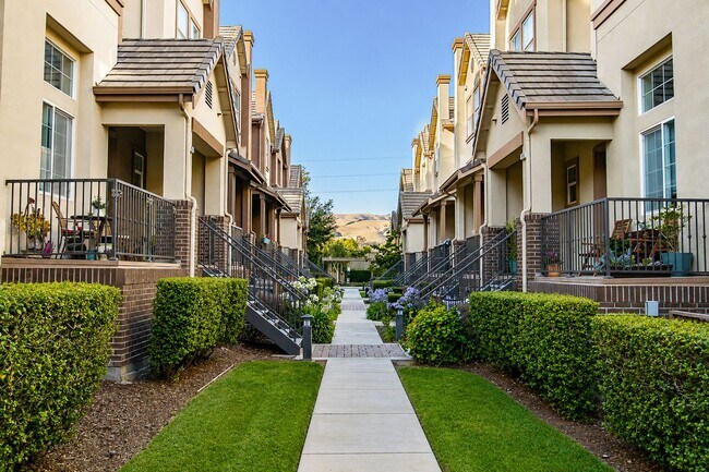 Building Photo - $3,850 / Stunning 3BR/2.5BA Modern Townhome w/ 2-Car Garage in Union City