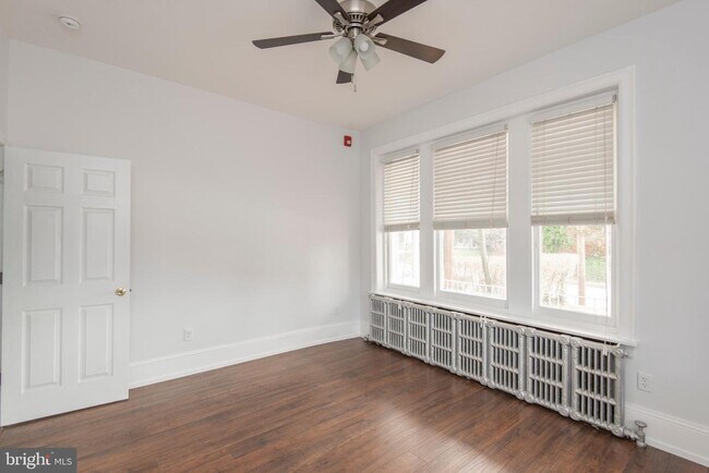 Building Photo - 530 Hermit St