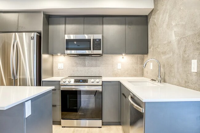 Photo du bâtiment - Modern 3 Bedroom Townhouse in Altadore Com...