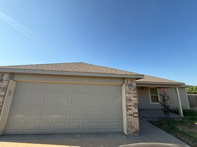 Building Photo - 331 Foxtrot Ln