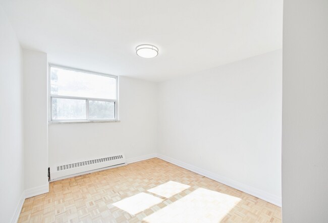 Photo du bâtiment - Spacious, Renovated 3 bedroom Apartment!
