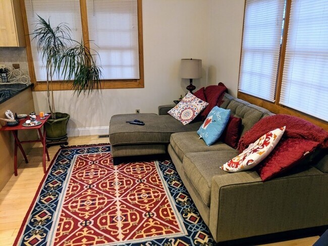 Building Photo - 136R Main St