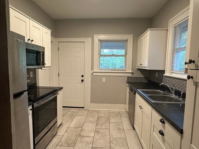 Building Photo - 136 S Green St