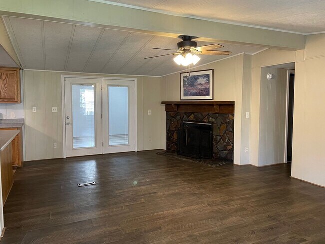 Foto del edificio - 3-4 BED, 2 BATH HOME LOCATED IN SEGROVE!!