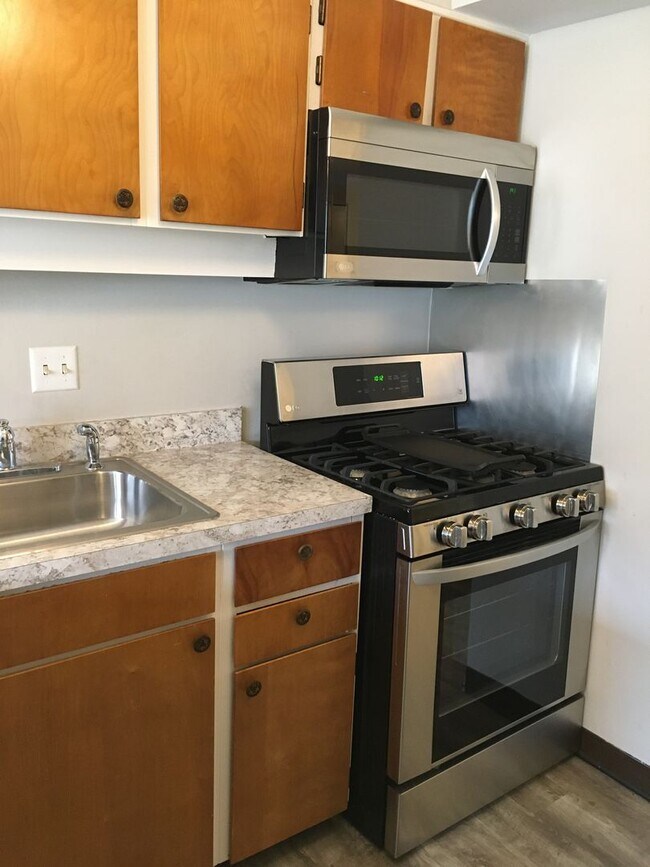Building Photo - Quaint 1 BR Condo in Columbia with Sunroom!