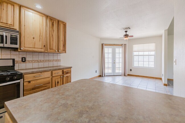Foto del edificio - Spacious 4 Bedroom 2 Bath Home near Shopping