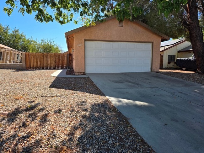 Building Photo - New Listing!