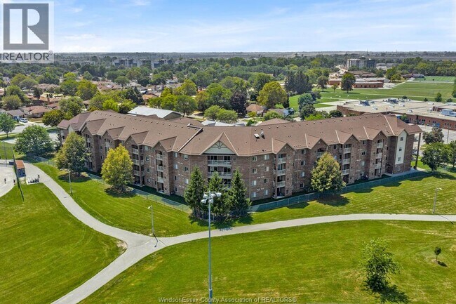 Building Photo - 3160 Wildwood Dr