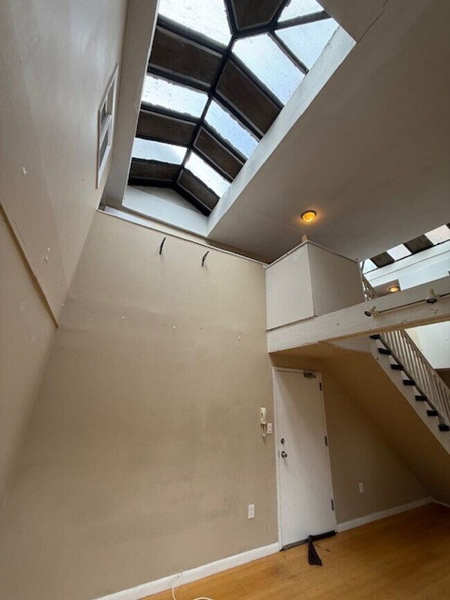 Foto del edificio - Bright Loft-Style 2-Bedroom in Center City...