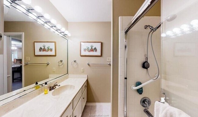 Building Photo - Available Now: 3 bed 2 bath