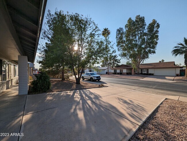 Building Photo - 723 W Posada Ave
