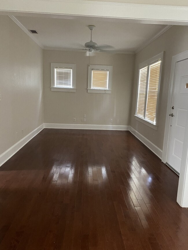 Building Photo - 714 S Bungalow Terrace