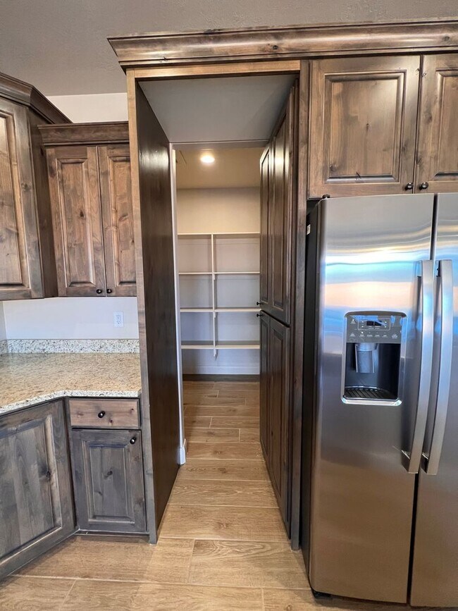 Building Photo - Newer home in Sky Ridge
