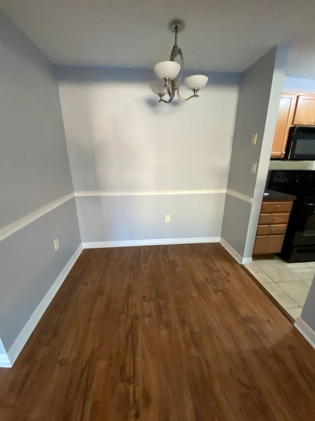 Building Photo - Updated 2/2 in the heart of Brandon