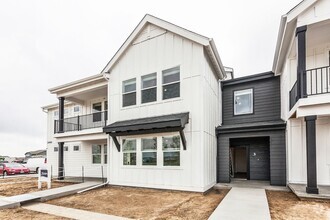 Building Photo - 533 Vicot Wy