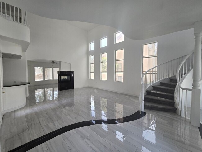 Foto del edificio - Seven Hills 2-Story Home with Grand Entran...