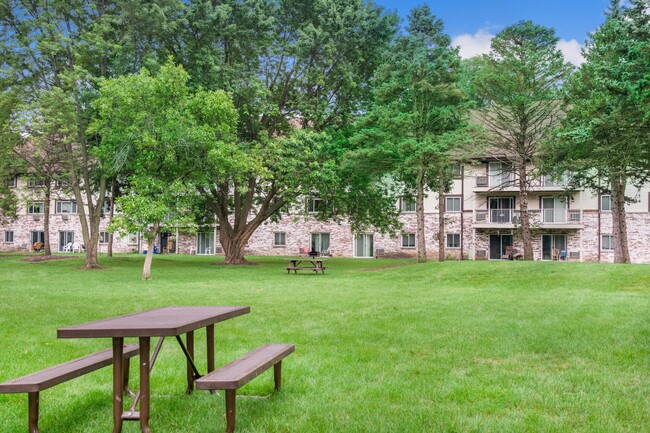 Valley View Apartments Courtyard With Picnic Tables - Valley View Apartments