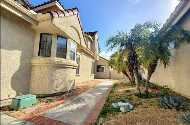 Building Photo - Beautiful 3 Bed 2.5 Bath In Vista
