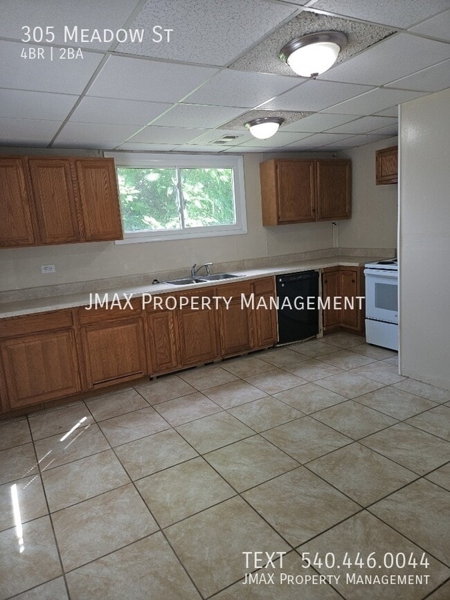 Building Photo - 305 Meadow St