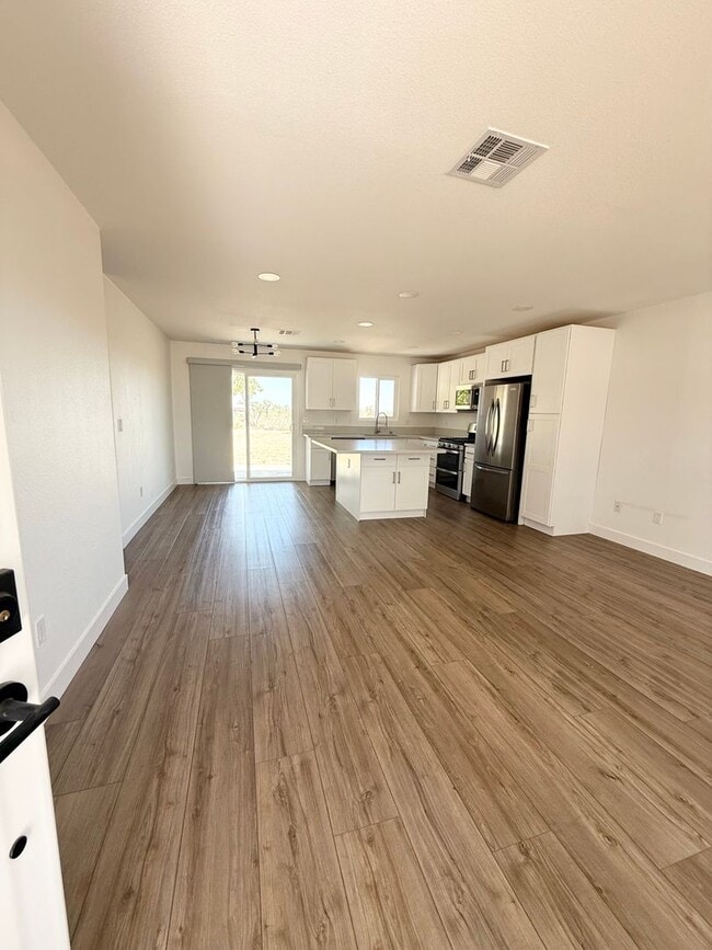Building Photo - **$200 MOVE IN SPECIAL!