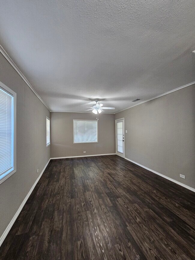 Sala de estar (continuación) - 10126 Kilarney Dr