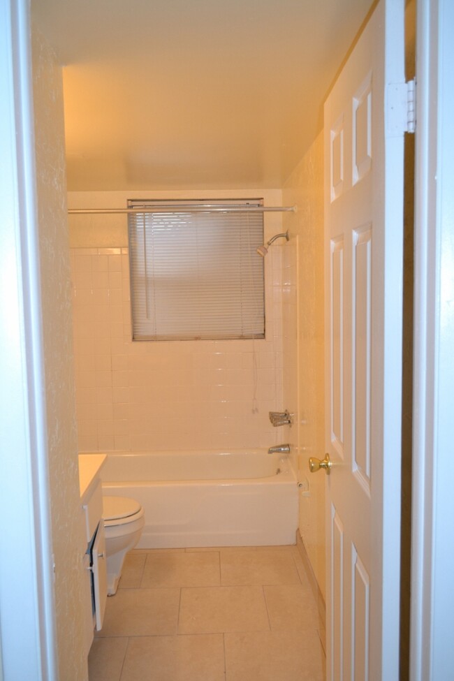 2/1 baño - Midway Court Apartments