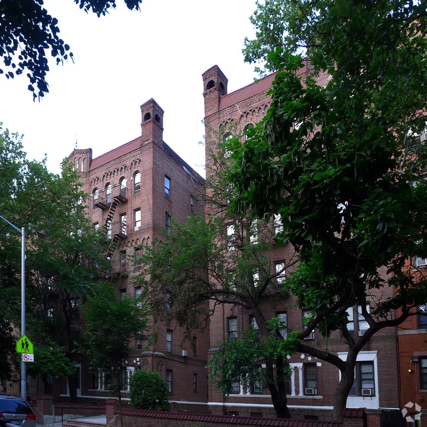 Primary Photo - Parkway Court