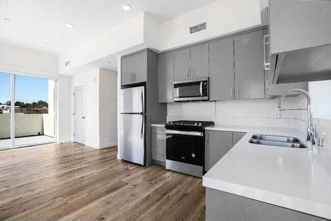 Building Photo - 3308 Mentone Ave