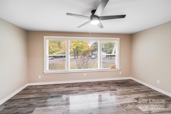 Foto del edificio - 2301 Shamrock Dr