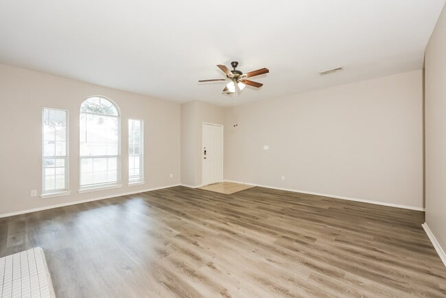 Building Photo - 2321 Wildwood Ln