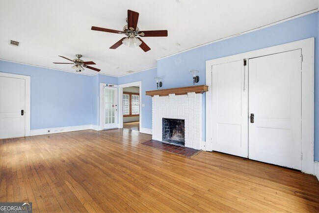 Foto del edificio - 114 E Maple St