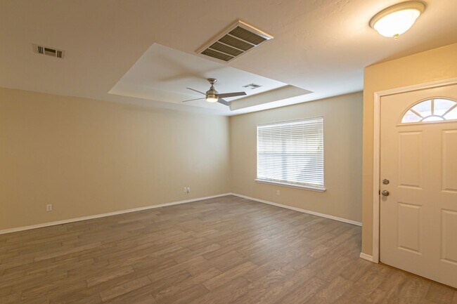 Building Photo - 3 Bed 2 Bath Next to I-40 in Yukon - FRESH...