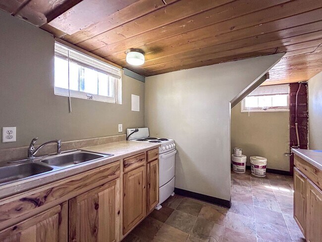 Building Photo - Charming Studio Near UNC – On-Site Parking...