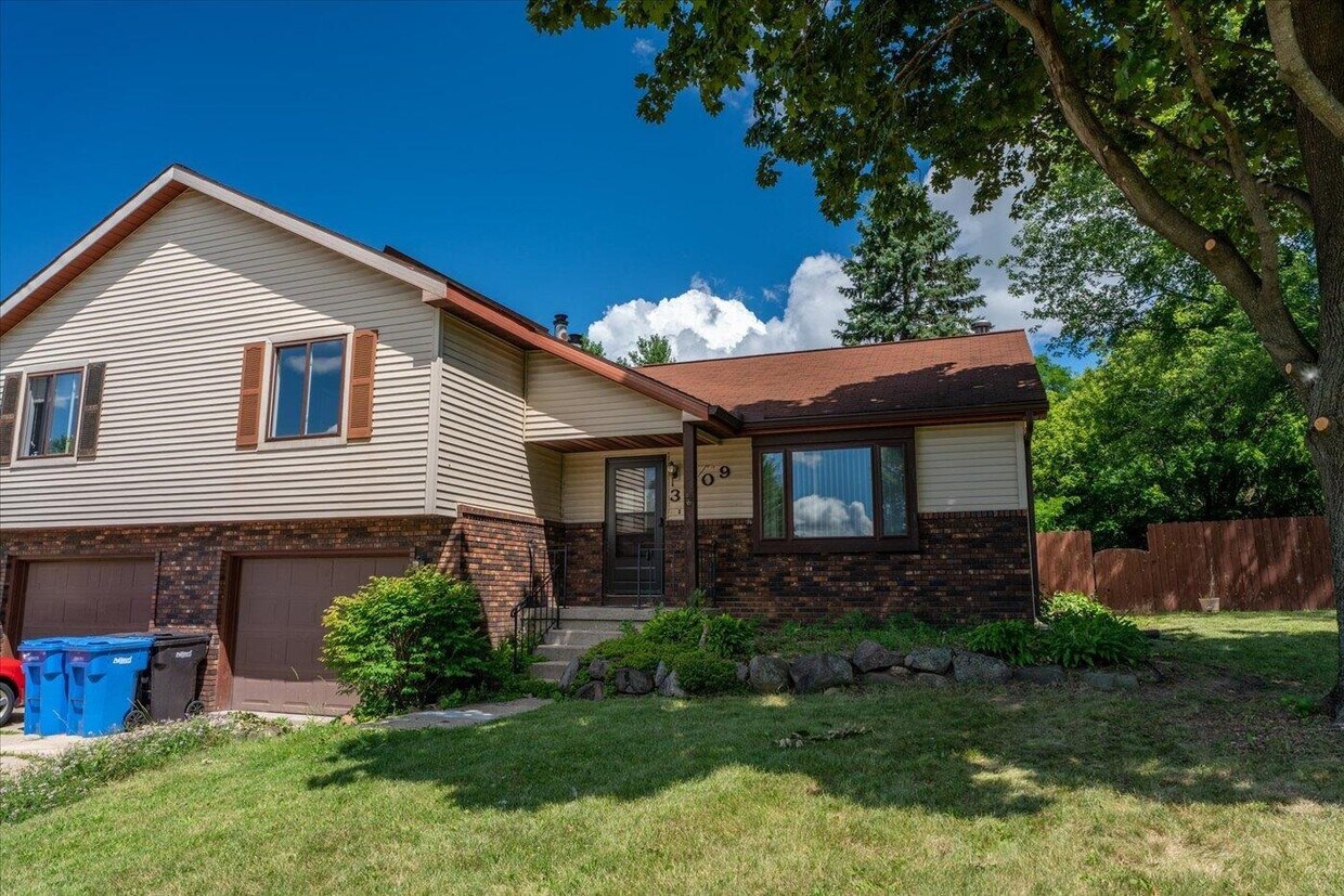 Foto principal - 3909 Patrick Henry Way