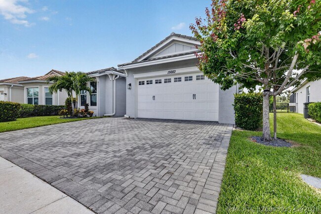 Foto del edificio - 15660 Goldfinch Cir