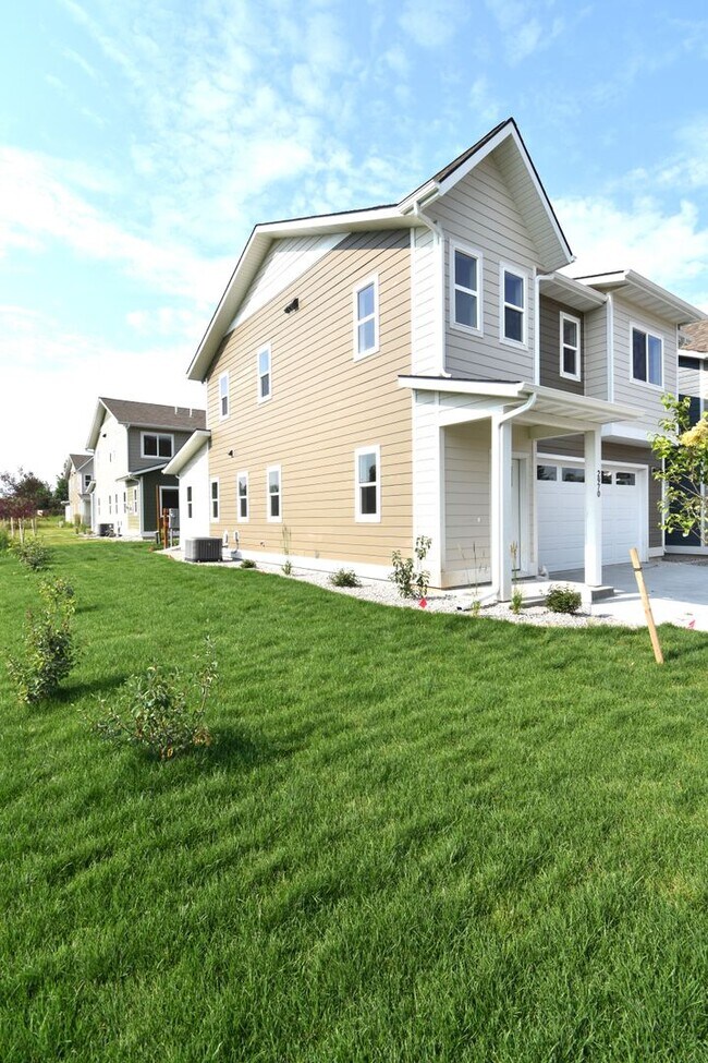 Building Photo - Gorgeous and Brand NEW 3 Bedroom with doub...