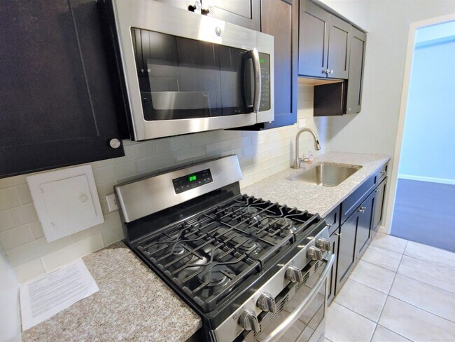 Foto del edificio - Updated Lakeview High Rise 2 Bedroom