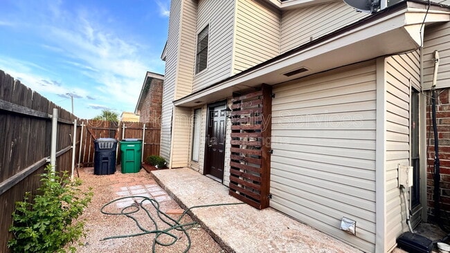 Building Photo - 6715 Lyrewood Ln