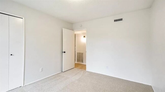 Foto del edificio - 7302 Hedge Dr