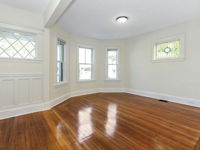 Building Photo - 136 Huron Ave