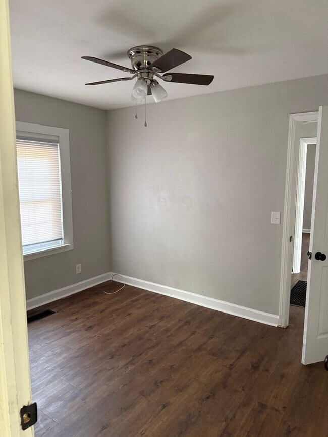 Foto del edificio - 1705 Hoover St