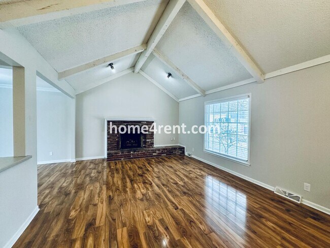 Foto del edificio - A Lovely Four Bedroom Home in Lenexa w/ Wood Floors, Finished Basement and a Fenced Yard!