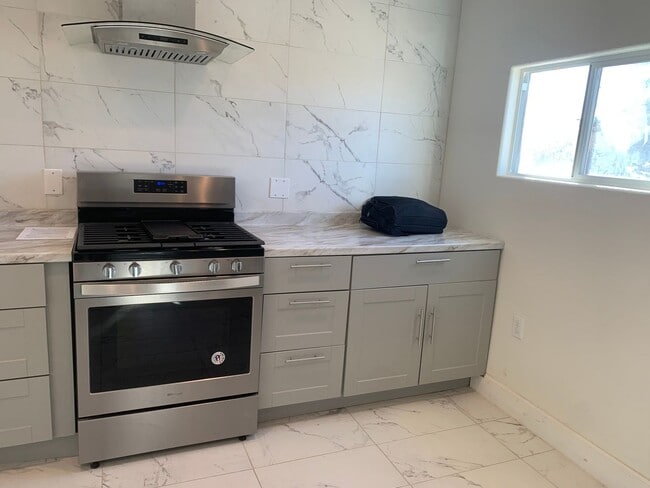 Building Photo - DECEMBER SPECIAL!!! Fully Renovated / Upgraded Appliances - 3 Bedroom/2 Bath Private House in Blythe