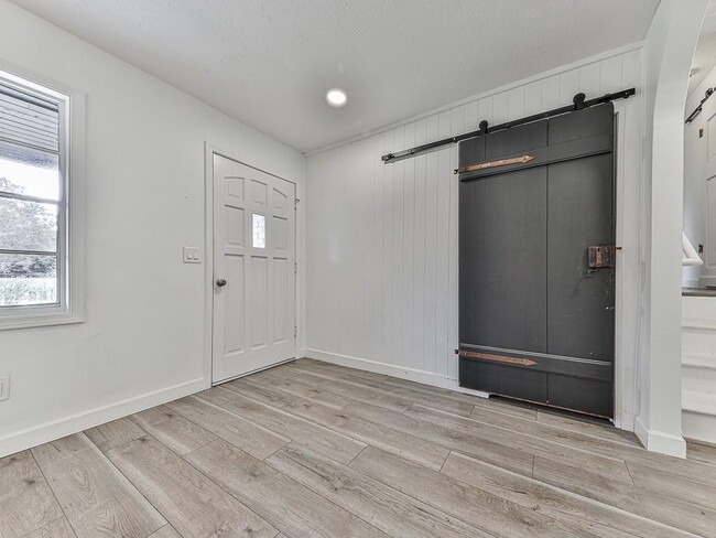 Building Photo - 421 Creek Valley Dr