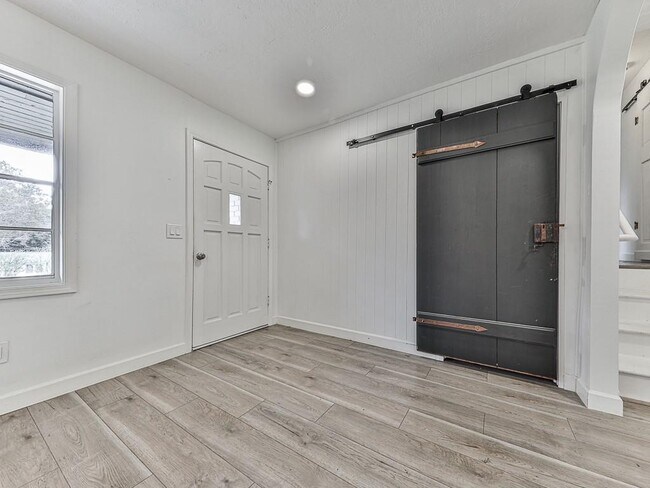 Foto del edificio - 421 Creek Valley Dr