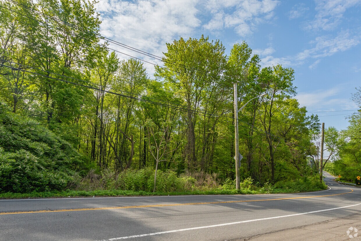 Foto del edificio - 1221 Forest Hill Rd