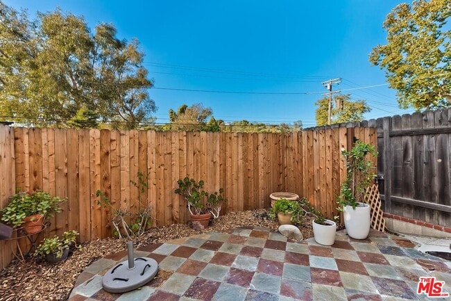 Building Photo - 406 Entrada Dr