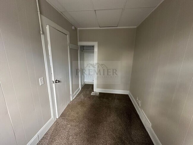 Building Photo - Charming 2 bedroom / 1 bath - updated home...