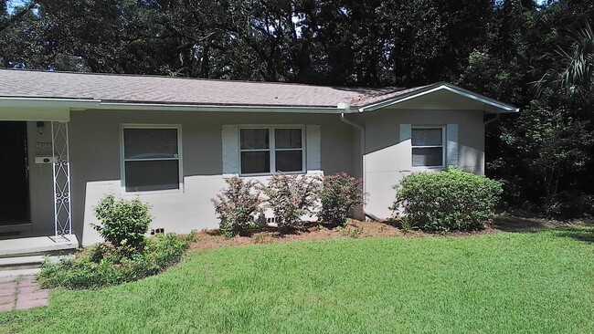 Building Photo - DO NOT APPLY, CURRENT TENANT ADDING ROOMMA...